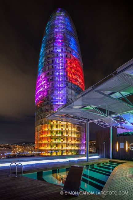 Vista nocturna de la Torre Agbar. Fotografia de arquitectura de Simon Garcia arqfoto