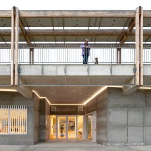 Fotografia de Arquitectura Biblioteca Neus Catala-Sant Marti Sarroca-Valor Llimos arquitectes-22-SG2103_7675